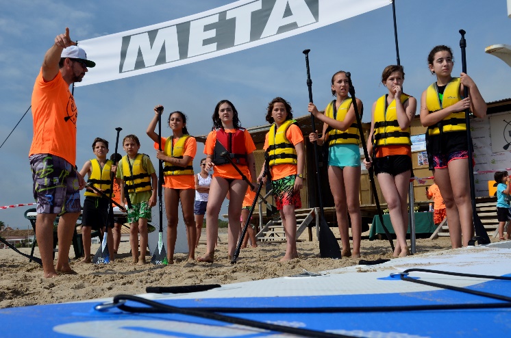 Monitor de Oliva Surf con un grupo de escolares en la base náutica