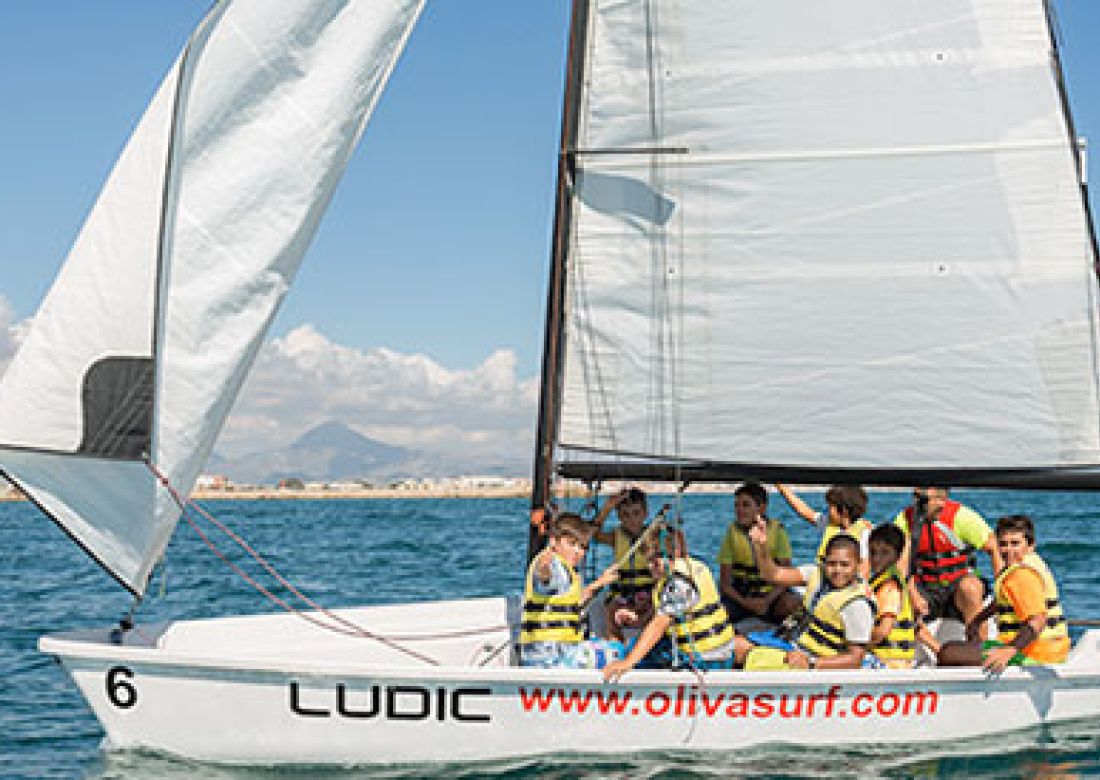 Alumnos navegando en vela ligera frente a Oliva