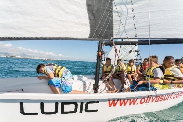 Barcos de vela ligera de la escuela navegando frente a Oliva